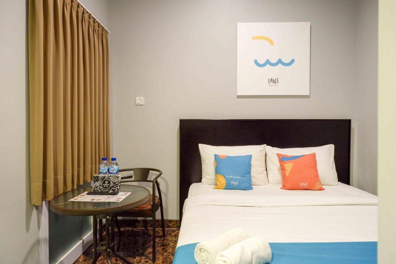 Sans Hotel Empress Simpang Lima Semarang Exterior foto