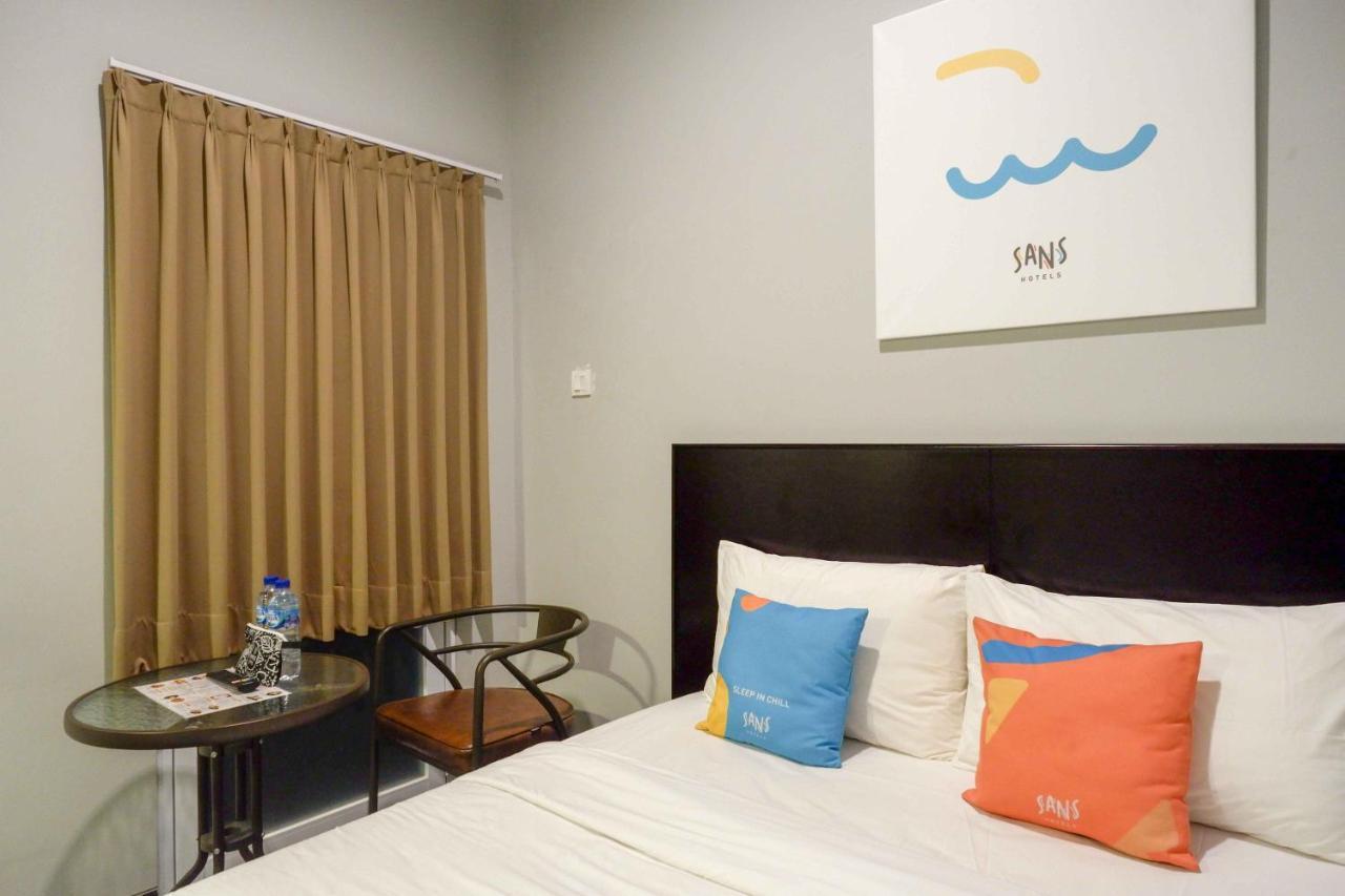 Sans Hotel Empress Simpang Lima Semarang Exterior foto