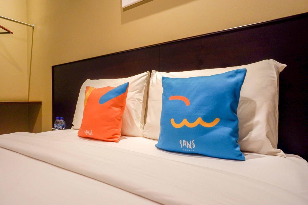 Sans Hotel Empress Simpang Lima Semarang Exterior foto