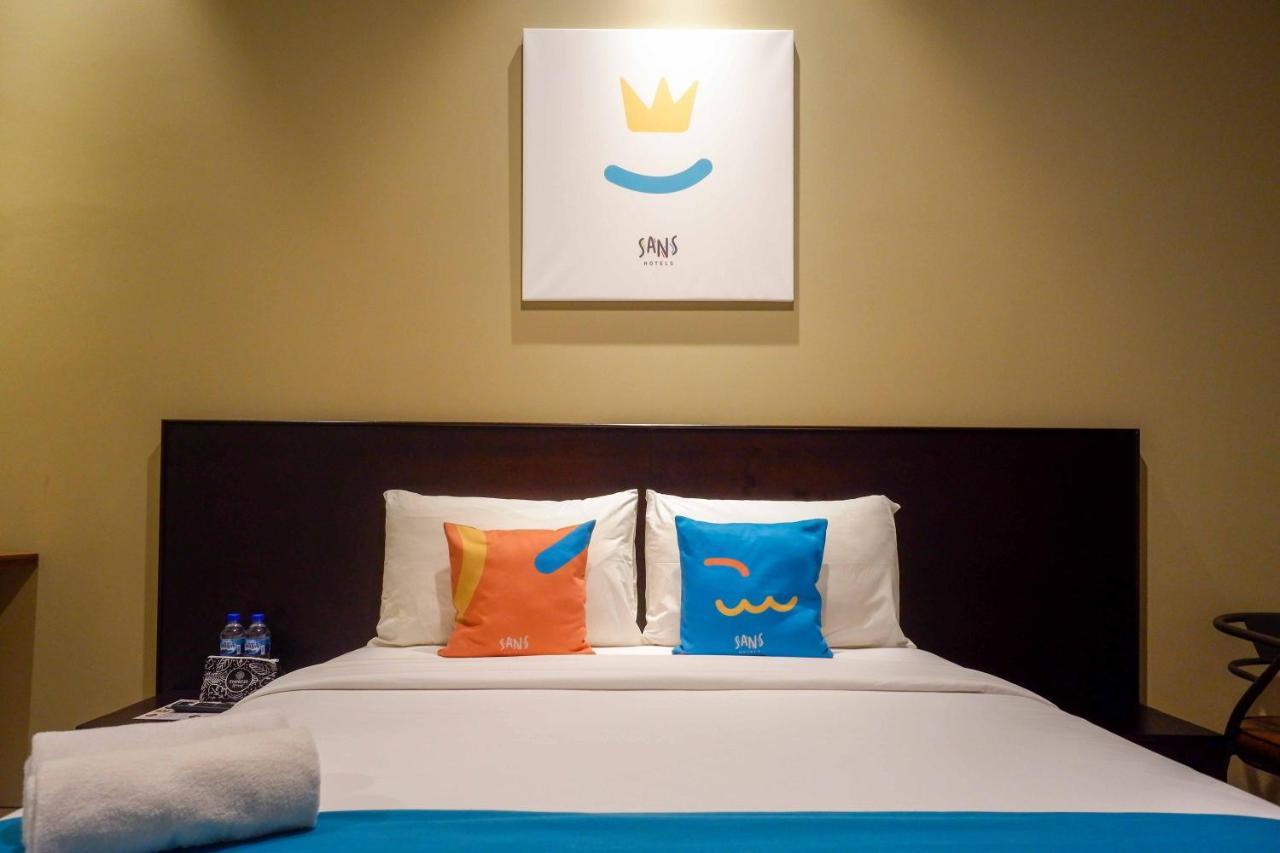Sans Hotel Empress Simpang Lima Semarang Exterior foto