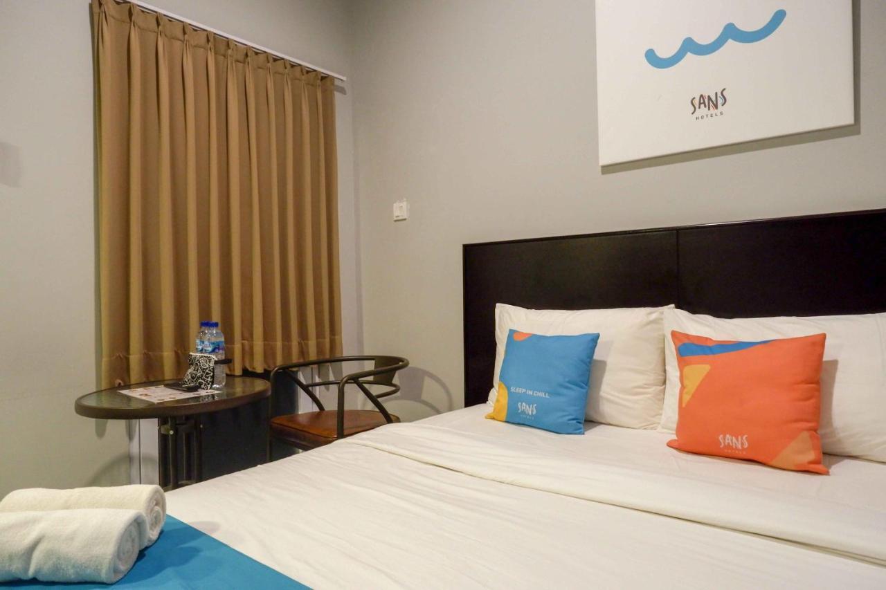 Sans Hotel Empress Simpang Lima Semarang Exterior foto
