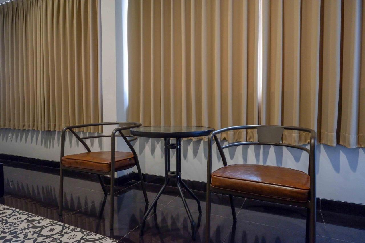 Sans Hotel Empress Simpang Lima Semarang Exterior foto