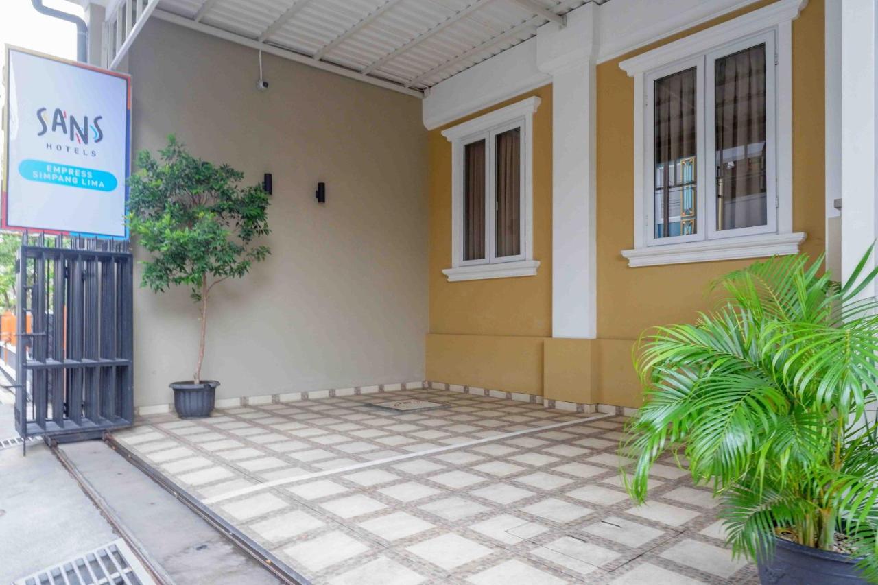Sans Hotel Empress Simpang Lima Semarang Exterior foto