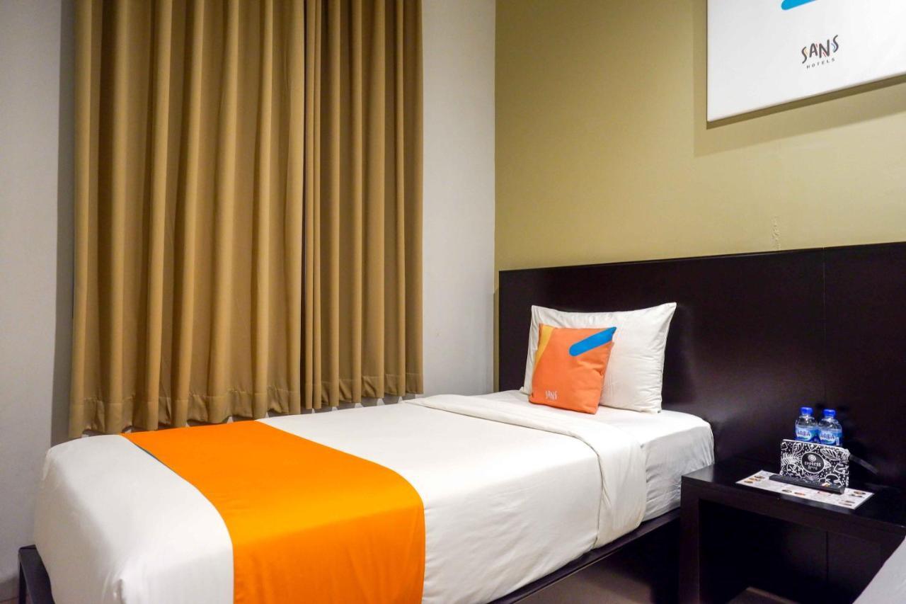 Sans Hotel Empress Simpang Lima Semarang Exterior foto