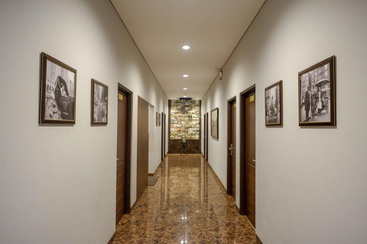Sans Hotel Empress Simpang Lima Semarang Exterior foto