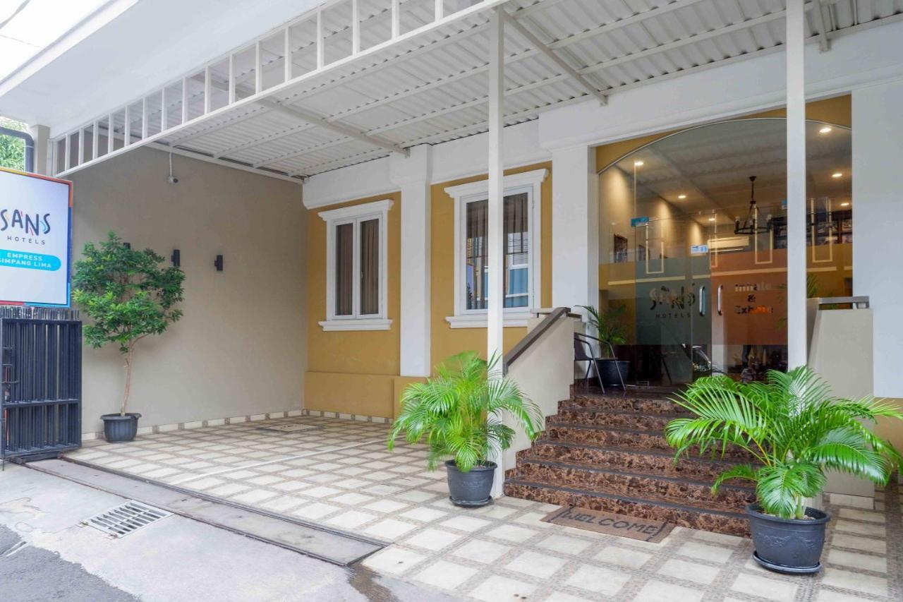 Sans Hotel Empress Simpang Lima Semarang Exterior foto